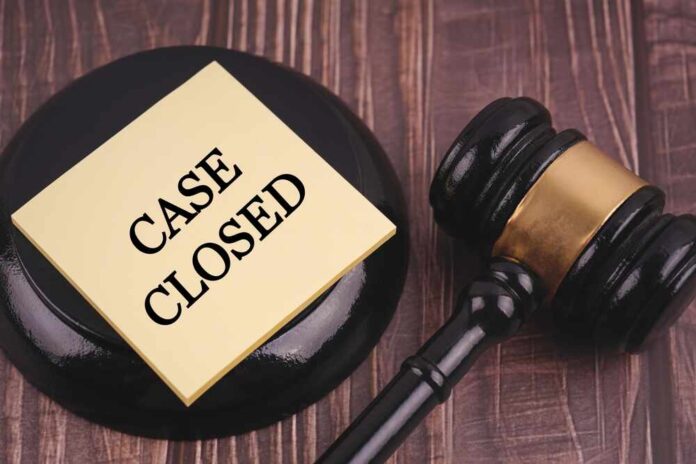 shutterstock_2485976345.jpg featured image Gavel and case closed note on table