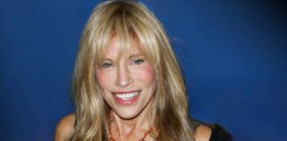 Carly Simon, 83, Reveals Secret Parkinson's and Cancer Battle