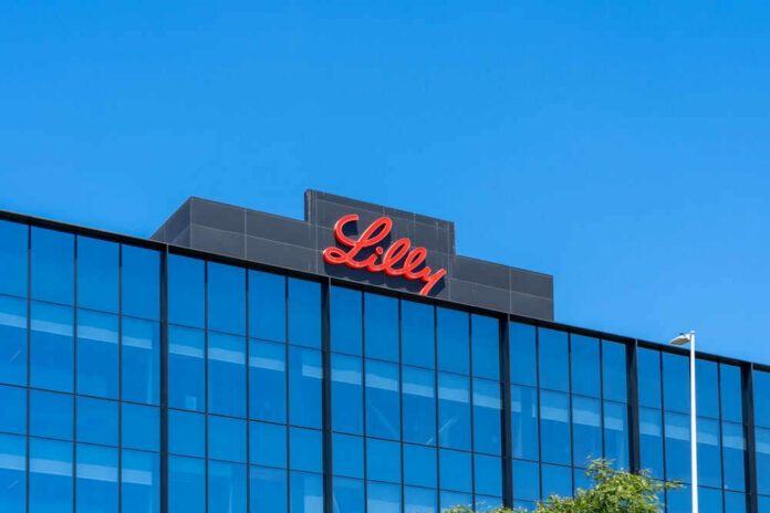 shutterstock_2179444731 Lilly logo on a modern glass building rooftop