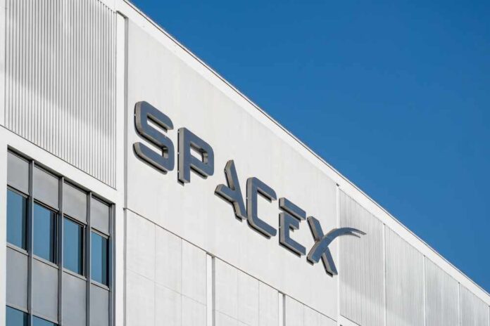 Hawthorne,,United,States,-,Jul,22,,2022:,The,Spacex,Headquarters SpaceX logo on the side of a white industrial building